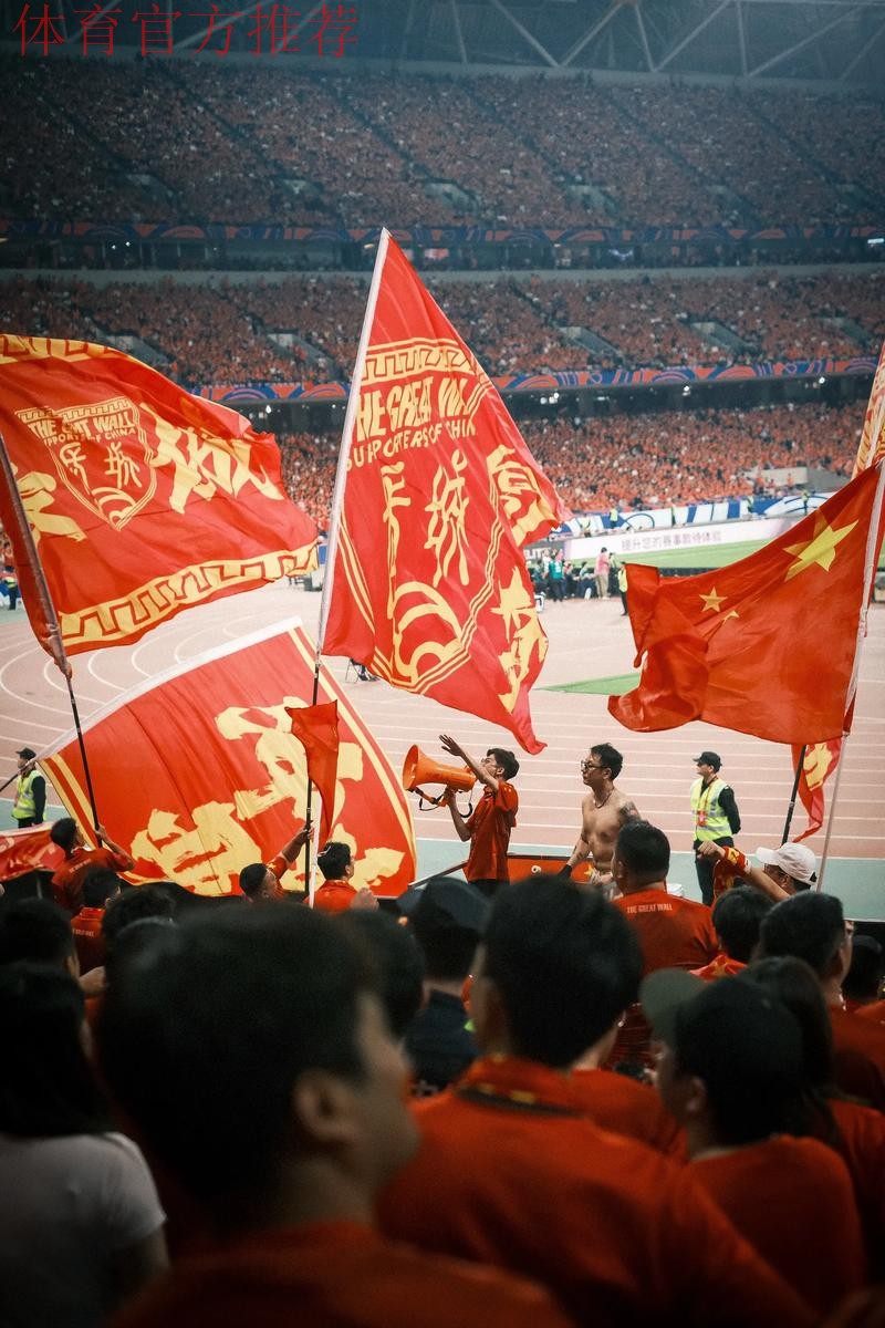 齐为国足加油 谭晶邀请小球迷观看中荷大战