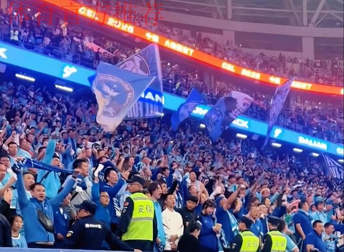 大连召开足球发展座谈会 冀为中国足球献更大力量 大连召开足球发展座谈会 冀为中国足球献更大力量